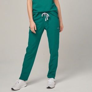 Figs Kade Cargo Scrub Pants in Hunter Green